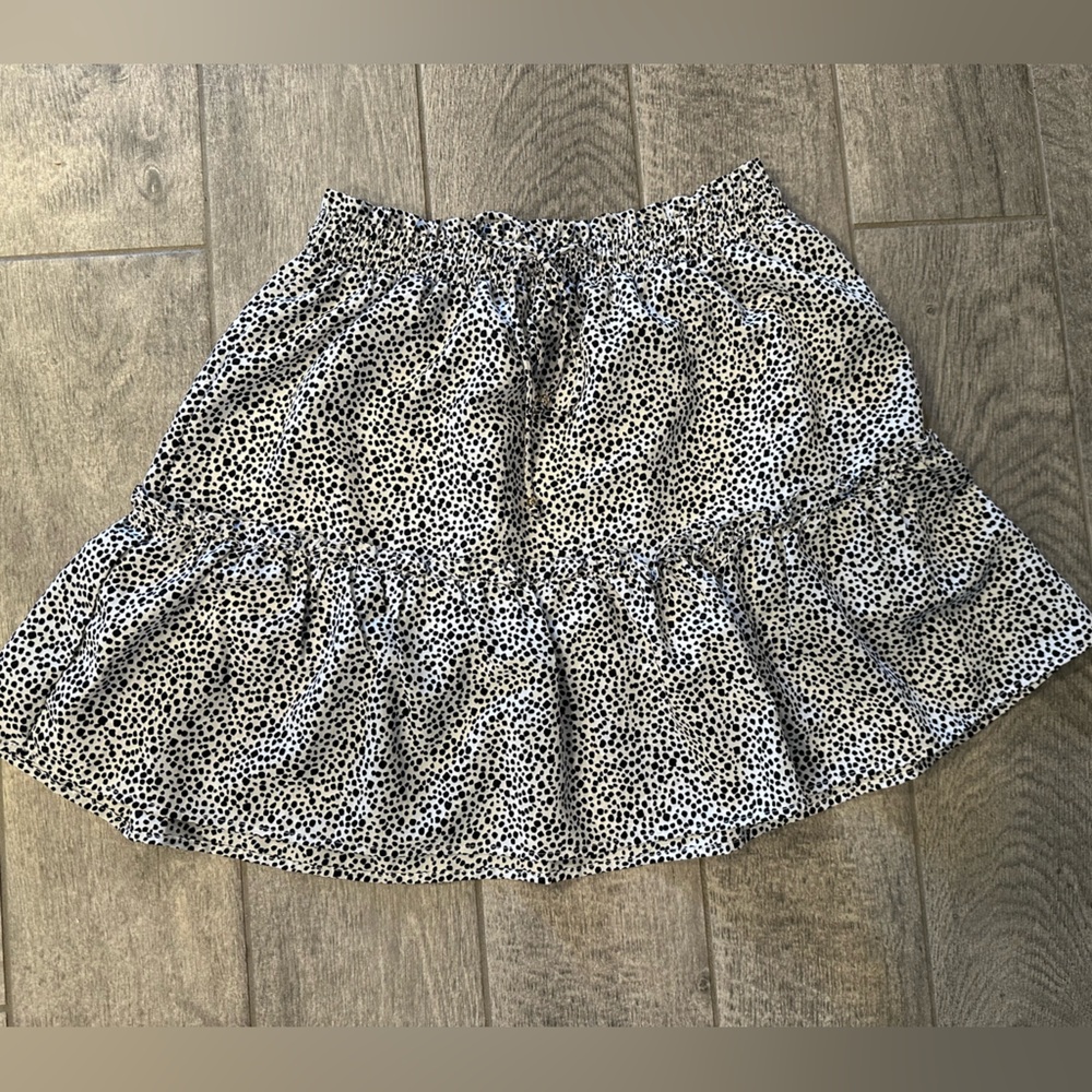 Size large mid length skirt